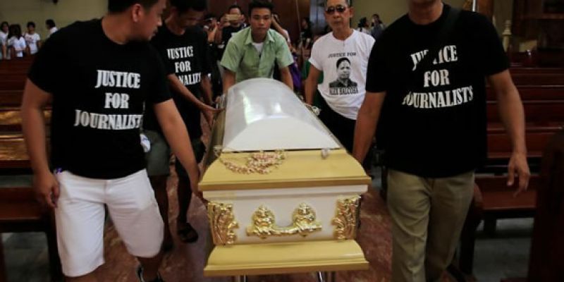 Filipino journalists escort the coffin of slain news reporter Alex Balcoba during his funeral in metro Manila, Philippines June 1, 2016.