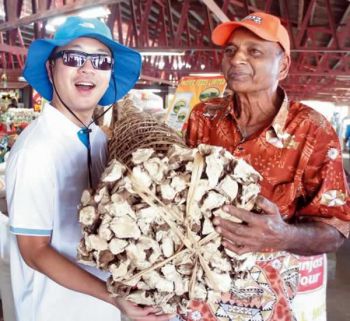 Andrew (left) at a Ba market with yaqona root seller